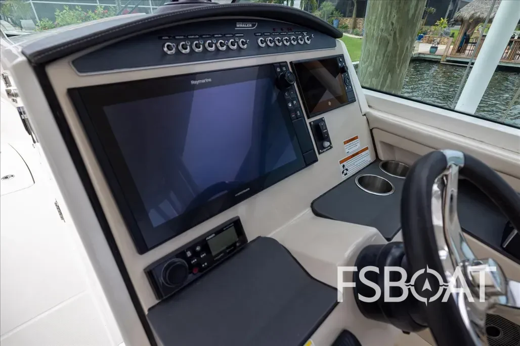 2022 Boston Whaler 320 Vantage - Media 11
