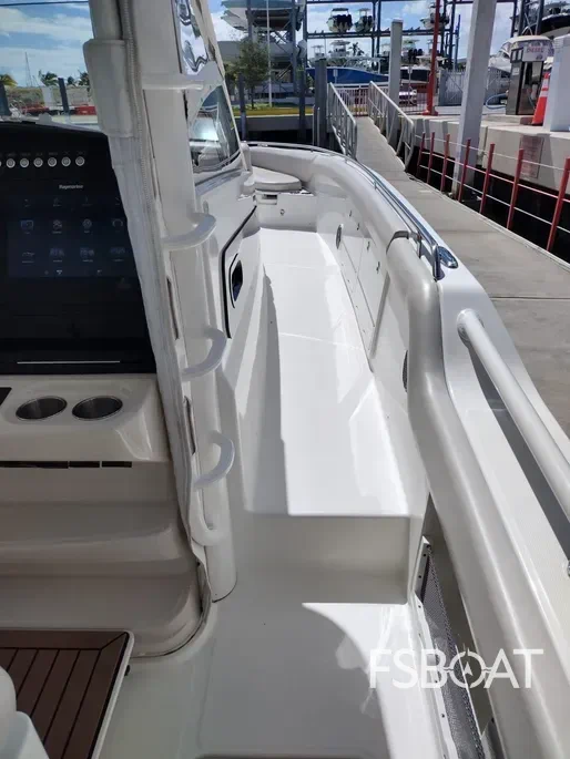 2018 Boston Whaler 420 Outrage - Media 20