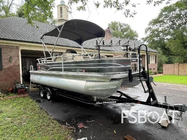 2015 Sun Tracker Party Barge 22 DLX