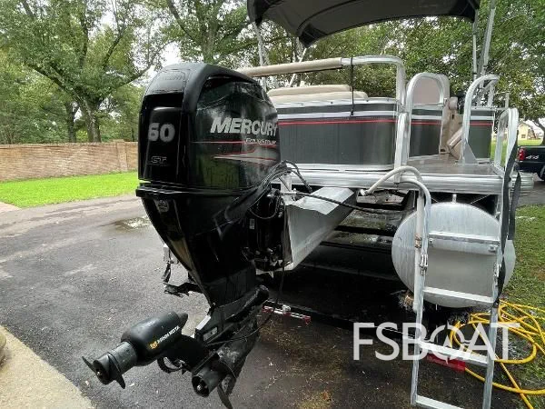 2015 Sun Tracker Party Barge 22 DLX - Media 3