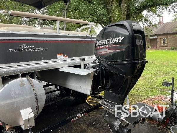 2015 Sun Tracker Party Barge 22 DLX - Media 7