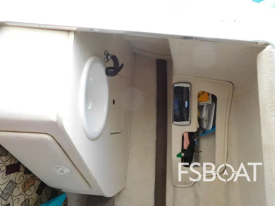 2001 Sea Ray 210 Express Cruiser - Media 16