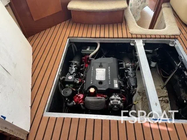 2005 Carver 41 Cockpit Motor Yacht - Media 22