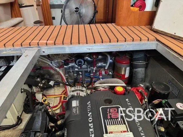 2005 Carver 41 Cockpit Motor Yacht - Media 23