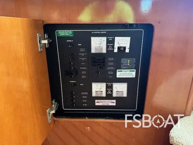 2005 Carver 41 Cockpit Motor Yacht - Media 17