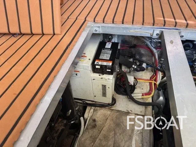 2005 Carver 41 Cockpit Motor Yacht - Media 24
