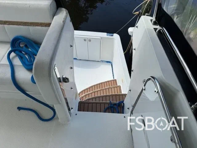 2005 Carver 41 Cockpit Motor Yacht - Media 13