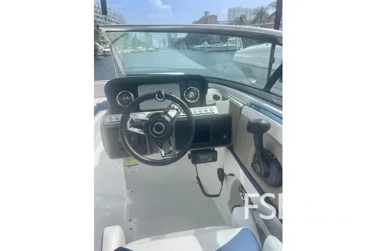 2023 Crownline Eclipse E235 XS - Media 17