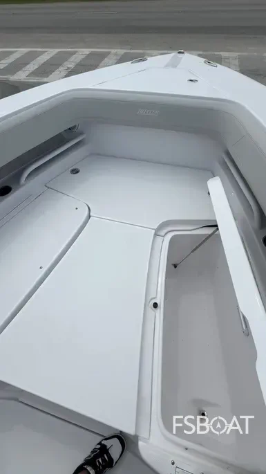 2025 Jupiter 30 HFS - Media 13