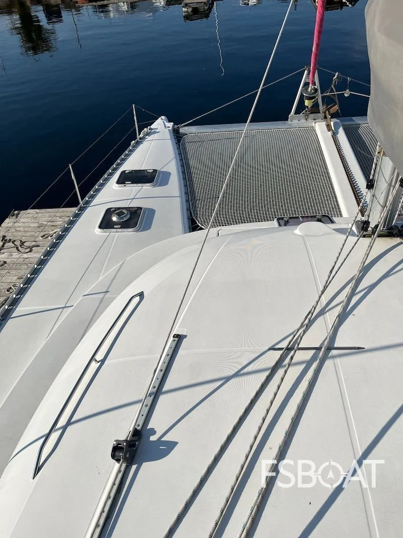 2004 Lagoon 410 S2 - Media 13