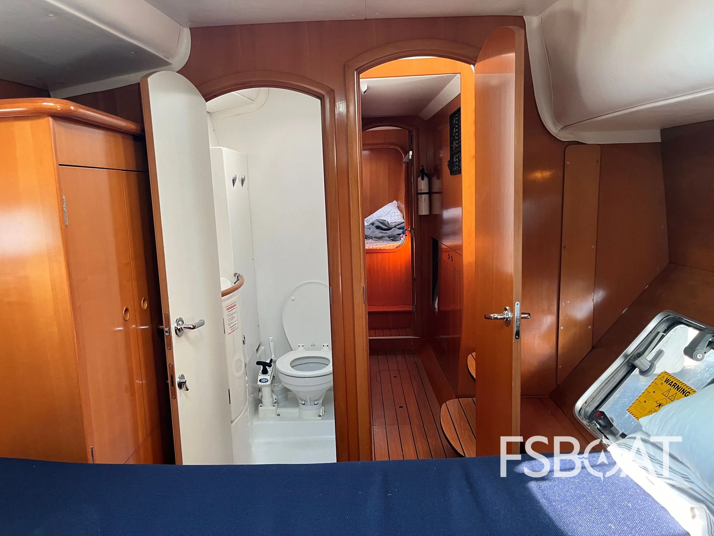 2004 Lagoon 410 S2 - Media 32